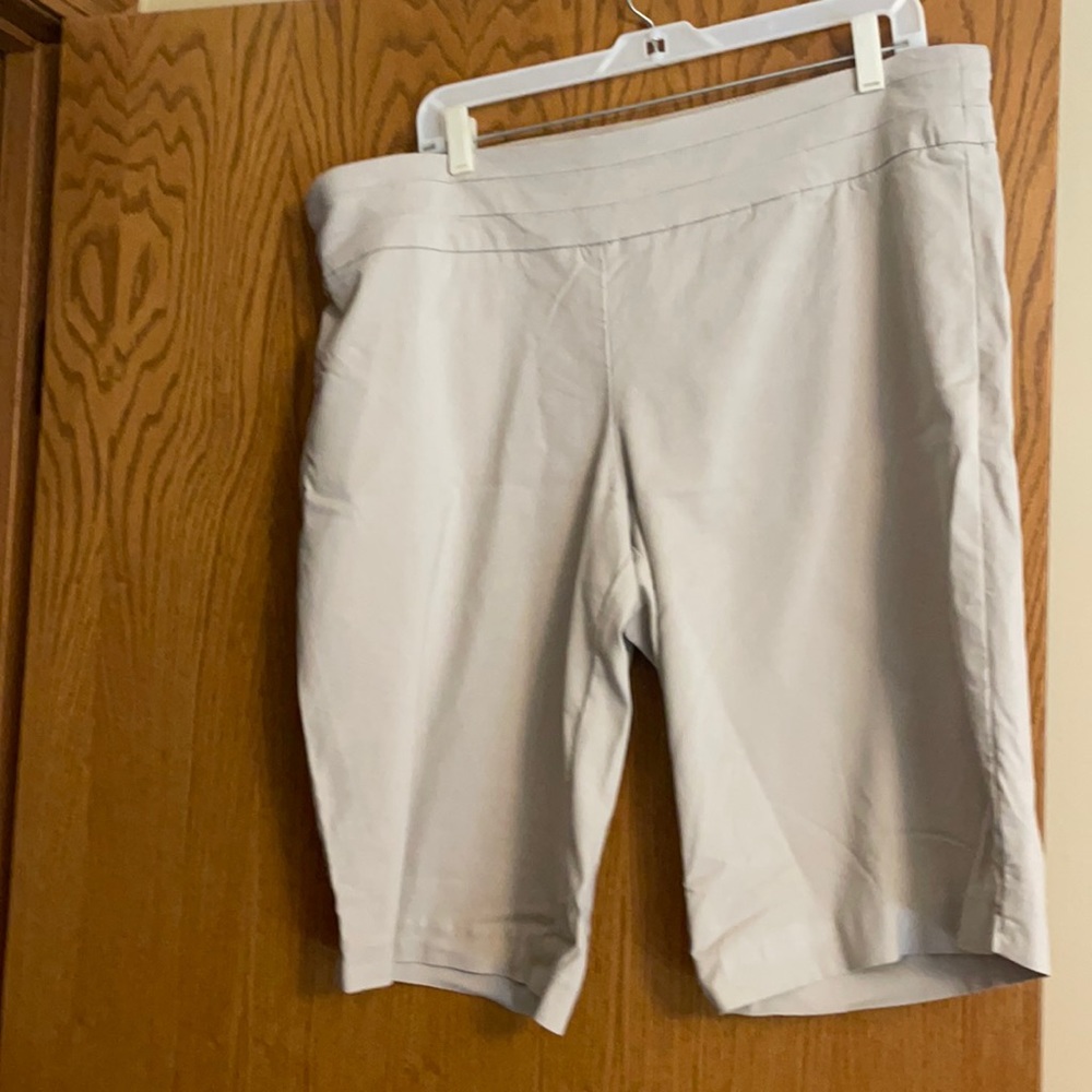 Dana Buchman khaki long shorts Size XL